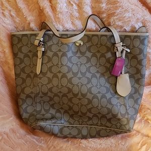 Coach Shoulder Bag (Great Condition)